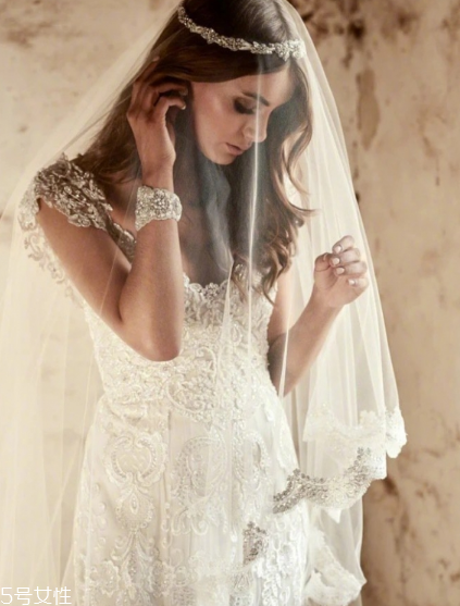 婚紗一般多少錢(qián)一套？婚紗買(mǎi)多少錢(qián)的合適？