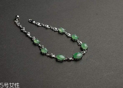 翡翠手鏈戴哪只手好？翡翠手鏈一般戴哪只手？