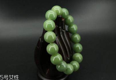 翡翠手鏈戴哪只手好？翡翠手鏈一般戴哪只手？