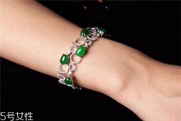 翡翠手鏈戴哪只手好？翡翠手鏈一般戴哪只手？