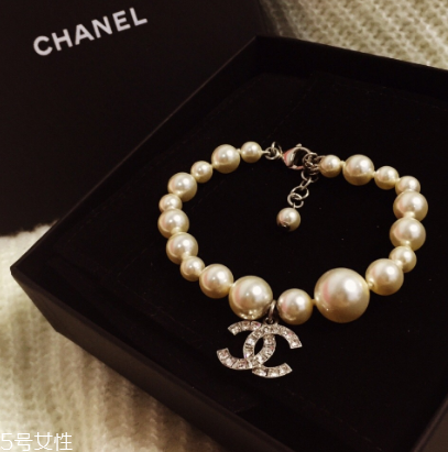 珍珠手鏈戴哪只手好？珍珠手鏈一般戴哪只手？