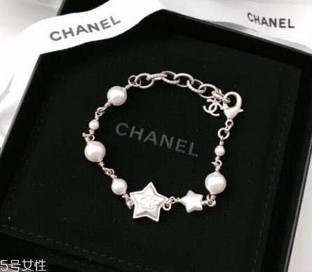 珍珠手鏈戴哪只手好？珍珠手鏈一般戴哪只手？