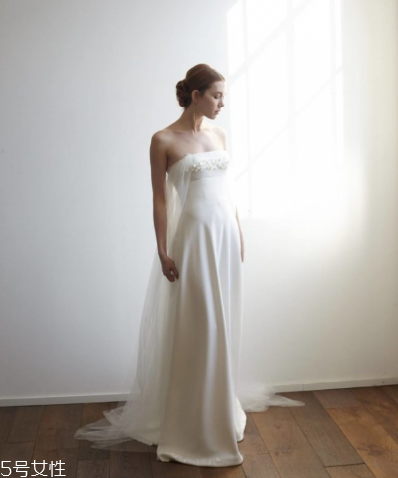 婚紗上面的機(jī)油怎么洗？婚紗沾上機(jī)油用什么洗？