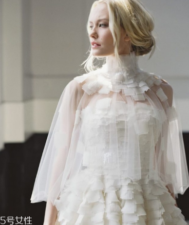 婚紗上面的機(jī)油怎么洗？婚紗沾上機(jī)油用什么洗？