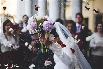 婚紗上面的機(jī)油怎么洗？婚紗沾上機(jī)油用什么洗？