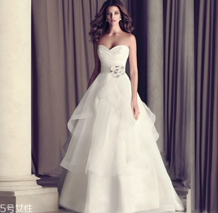 高定婚紗價(jià)格一般多少？婚紗高定要多少錢？