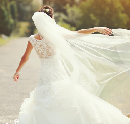 高定婚紗價(jià)格一般多少？婚紗高定要多少錢？