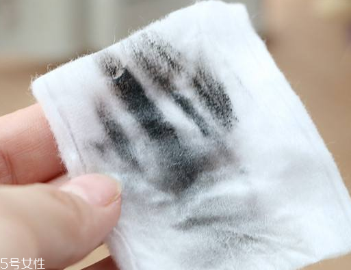 干皮可以用卸妝油嗎？卸妝油適合干皮嗎？