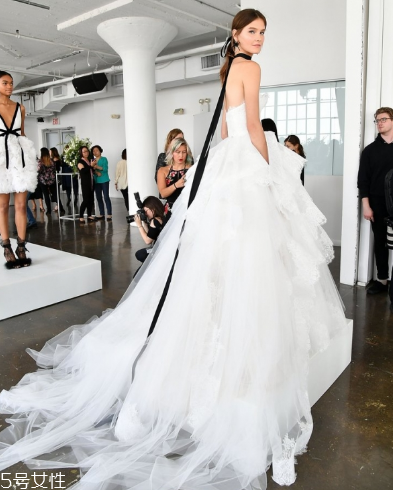 婚紗里面穿什么內(nèi)衣？婚紗里面怎么穿內(nèi)衣？