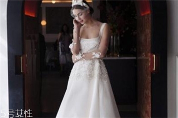 婚紗里面穿什么內(nèi)衣？婚紗里面怎么穿內(nèi)衣？