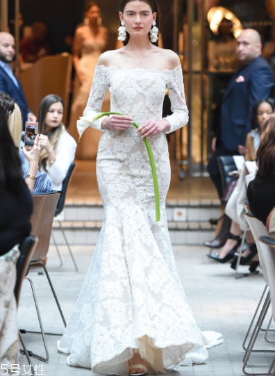 婚紗里面有胸墊嗎？婚紗是自帶胸墊嗎？