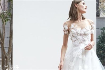 婚紗里面有胸墊嗎？婚紗是自帶胸墊嗎？