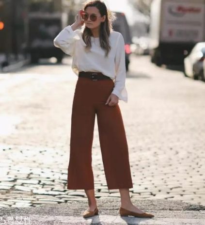 夏天闊腿褲如何搭配上衣？夏天闊腿褲搭配技巧