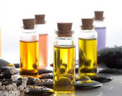 油皮能用精油嗎？精油適合油皮用嗎？