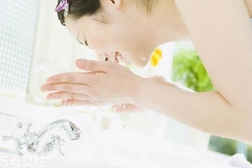 油皮一天洗幾次臉？油皮每天洗幾次臉？