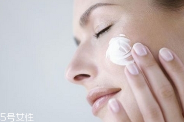 油皮可以不用乳液嗎？油皮只用水不用乳液可以嗎？