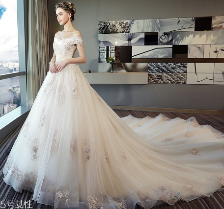 婚紗里面穿絲襪嗎？穿婚紗要穿絲襪嗎？