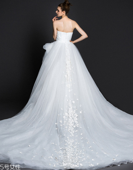 婚紗在哪里買比較好？婚紗應該在哪買？