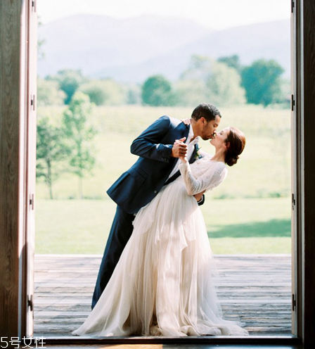 婚紗沾了粉底怎么清洗？婚紗蹭上粉底怎么洗？