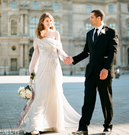 婚紗沾了粉底怎么清洗？婚紗蹭上粉底怎么洗？