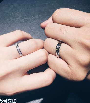 婚戒是男左女右嗎？婚戒應(yīng)該戴左手還是右手？