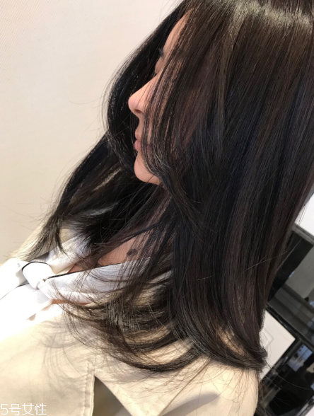 黑茶色適合長(zhǎng)發(fā)嗎 黑茶色適合男生嗎 黑茶色適合長(zhǎng)發(fā)嗎 黑茶色適合男生嗎