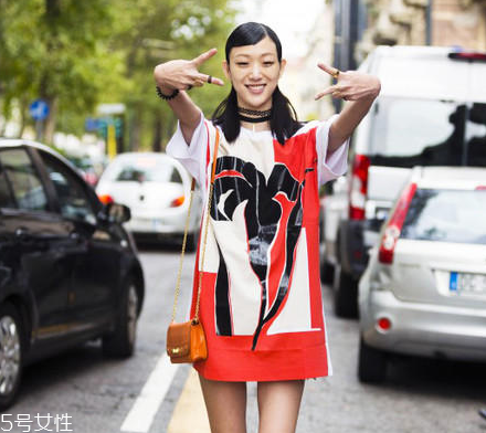 夏天白色t恤怎么搭配？夏季白t搭配竅門