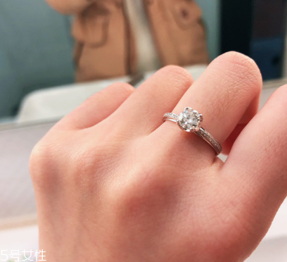 鉆戒可以戴右手嗎？鉆戒戴右手可以嗎？