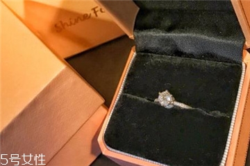 鉆戒可以戴右手嗎？鉆戒戴右手可以嗎？