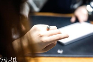 鉆戒會變色嗎？鉆戒變色怎么辦？