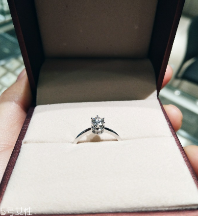 鉆戒圈口大了怎么辦？鉆戒大了怎么改?。?></p><h3>鉆戒大了解決辦法</h3><p>1、 選擇類似釣魚的那種細(xì)線或者與戒指指圈顏色相似的細(xì)線在內(nèi)圈纏繞幾圈，這樣就不會(huì)像用其他顏色的線被輕易看到;</p><p>2、 可以挑選一款搭配的項(xiàng)鏈，將戒指當(dāng)做吊墜戴在脖子上，此法比較個(gè)性新穎，但不失大方美麗哦;</p><p>3、 
可以剪下和戒指差不多寬細(xì)的透明膠布，并將膠布貼在戒指里面;有些人還會(huì)用保鮮膜來代替膠布，效果也是一樣的。這樣既可以解決問題又不會(huì)影響戒指的美觀;</p><p>4、 
最保險(xiǎn)的做法是，把鉑金戒指拿到購買的商家，進(jìn)行重新加工，這是最安全最放心的，可能會(huì)花費(fèi)一些金價(jià)補(bǔ)差價(jià)格，但是可以保證戒指與原來一樣的美麗，此法只能針對(duì)鉑金戒指。</p><p style=