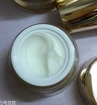 眼霜晚上用好還是白天用好？眼霜最佳使用時(shí)間