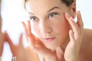 眼霜為什么要用無名指？為什么要用無名指涂眼霜？