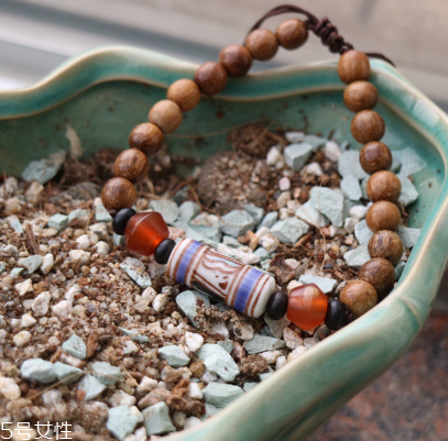 沉香手串怎么盤玩？沉香手串盤玩技巧