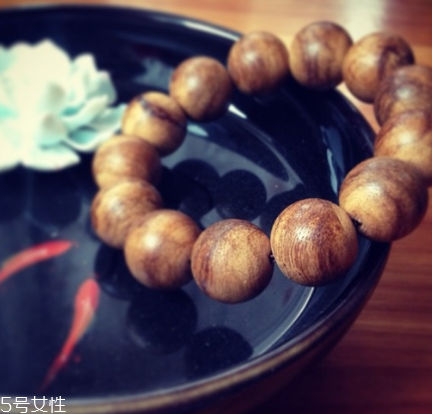 沉香手串可以用水洗嗎？沉香手串能沾水嗎？