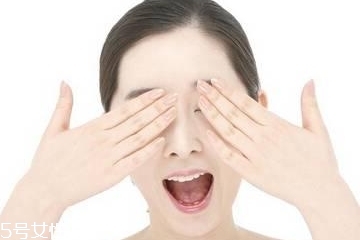 眼霜里的小勺怎么用？眼霜里的勺子如何使用