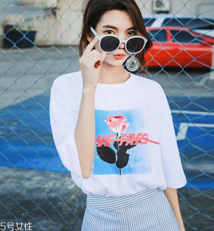 女生穿什么短袖好看？女生適合穿什么短袖？