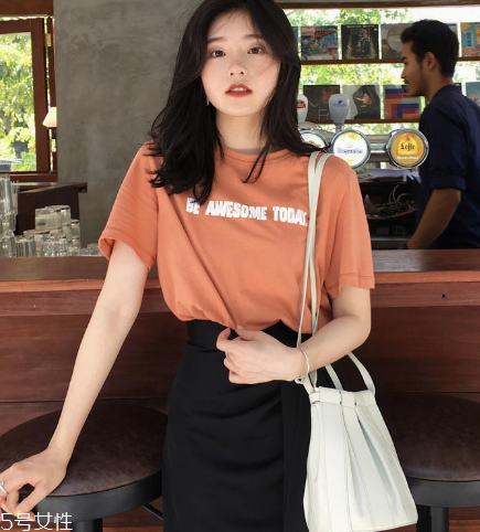 女生穿什么短袖好看？女生適合穿什么短袖？