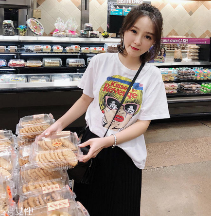 女生穿什么短袖好看？女生適合穿什么短袖？