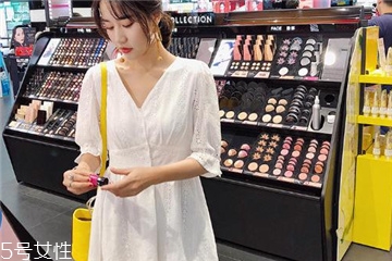 夏天穿白色裙子好看嗎？夏季白色連衣裙搭配圖片