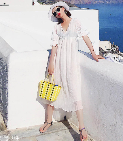 夏天穿白色裙子好看嗎？夏季白色連衣裙搭配圖片