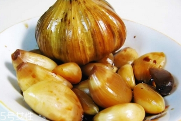 腌蒜變綠可以吃嗎？腌制的大蒜綠了能吃嗎？