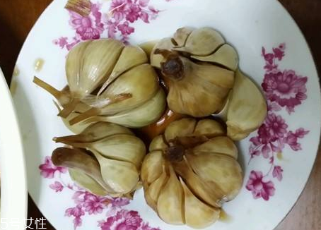 腌蒜變綠可以吃嗎？腌制的大蒜綠了能吃嗎？