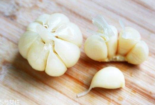 腌蒜變綠可以吃嗎？腌制的大蒜綠了能吃嗎？