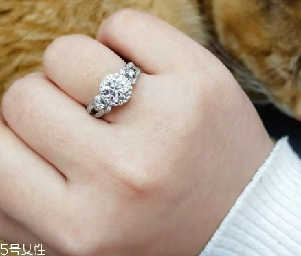 鉆戒一般買幾克拉的？鉆戒買多大的好？