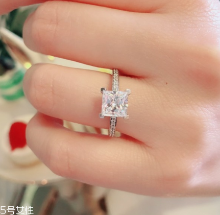 鉆戒是鉑金好還是18k金好？鉆戒買鉑金還是18k金？