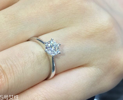 鉆戒是訂婚買還是結(jié)婚買？鉆戒訂婚就要買嗎？