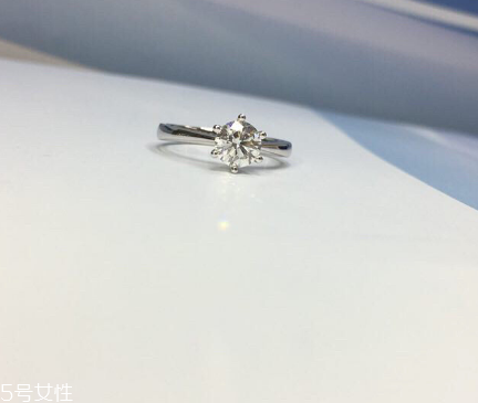 鉆戒是訂婚買還是結(jié)婚買？鉆戒訂婚就要買嗎？