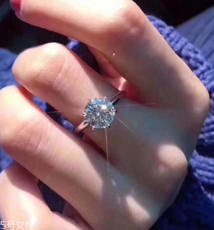 鉆戒是定制還是成品好？鉆戒買定制的還是買成品？