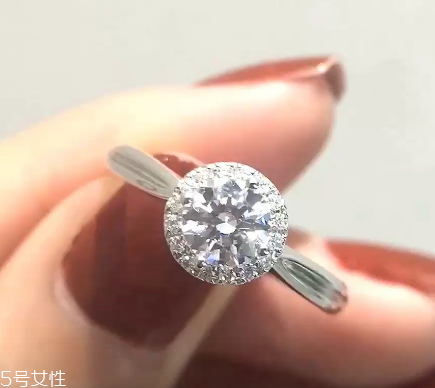 鉆戒是定制還是成品好？鉆戒買定制的還是買成品？